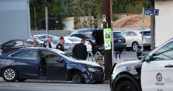Napastnik wziął zakładników w supermarkecie w Los Angeles. Wcześniej podejrzany oddał dwa strzały, po tym, jak policja ruszyła w pościg za jego samochodem. Po rozbiciu pojazdu napastnik uciekał pieszo i skrył się w supermarkecie - podało BBC w niedzielę nad ranem.