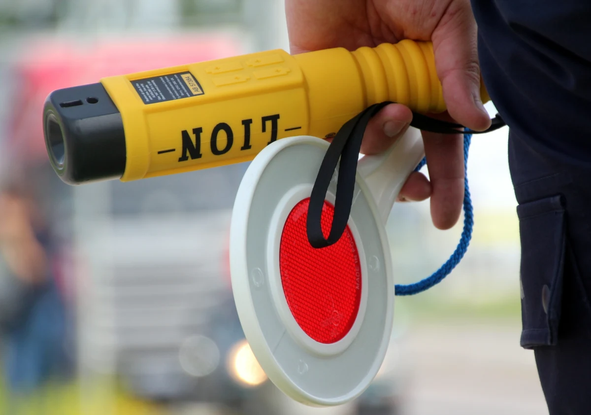 Policjanci w Bolesławcu na Dolnym Śląsku zatrzymali do kontroli samochód. Podejrzewali, że prowadzący go mężczyzna może być nietrzeźwy. Kiedy jeden z funkcjonariuszy podchodził do kierowcy, ten ruszył i potrącił policjanta. "Na szczęście policjantowi nic poważnego się nie stało" - poinformował w niedzielę rzecznik dolnośląskiej policji Paweł Petrykowski.