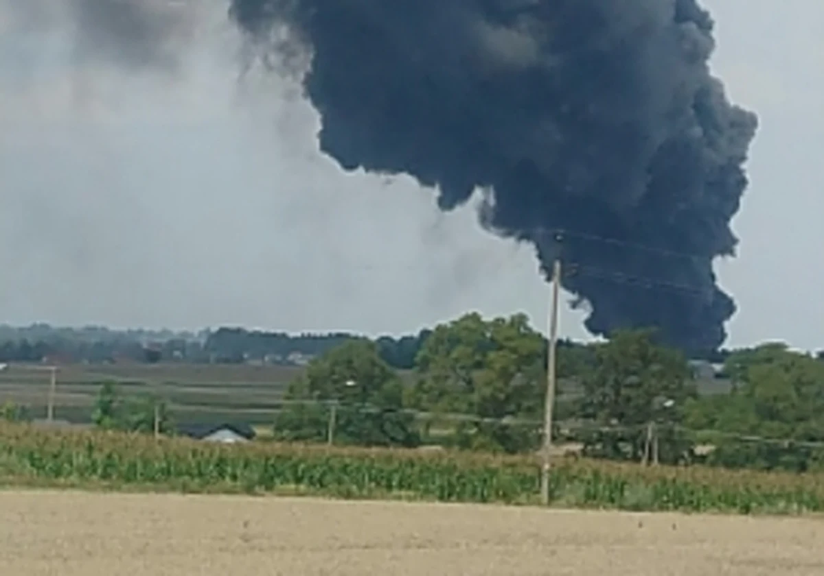 Doszczętnie spalona hala i przylegające do niej biura - to bilans pożaru w Głogowie koło Torunia w Kujawsko Pomorskiem. Na miejscu dogasza go jeszcze ponad 30 zastępów straży. Ogień wybuchł na terenie zakładu przetwórstwa tworzyw sztucznych. Słup czarnego dymu był widoczny z kilkunastu kilometrów.