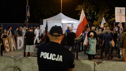 "Policjanci uderzali nim o ścianę". Będzie doniesienie do prokuratury po zatrzymaniach przed Sejmem