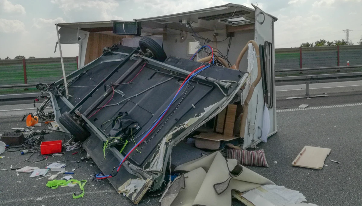 ​Wypadek na A4 na odcinku Katowice-Wrocław. Zderzyły się tam dwa samochody osobowe i przyczepa kempingowa.