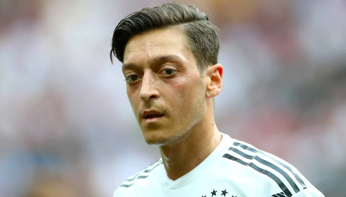 Mesut Oezil zrezygnował z gry w reprezentacji Niemiec. 29-letni piłkarz, mistrz świata z 2014 roku, wydał oświadczenie, w którym swoją decyzję uzasadnił krytyką i atakami na niego po wspólnym zdjęciu z prezydentem Turcji Recepem Tayyipem Erdoganem przed mundialem.