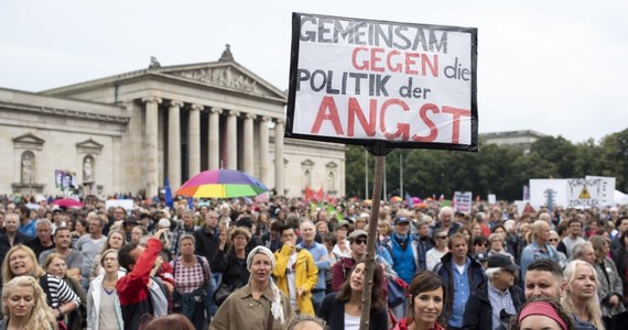 Kilkadziesiąt tysięcy ludzi uczestniczyło w niedzielę w proteście w Monachium na południu Niemiec przeciw polityce migracyjnej rządzącej w Bawarii partii CSU oraz przeciw skrętowi na prawo w społeczeństwie i polityce.