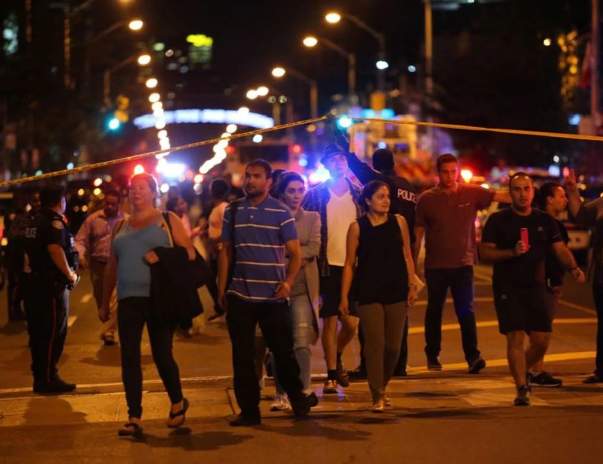 Jedna osoba zginęła, a 13 zostało rannych w strzelaninie, która wydarzyła się niedzielę wieczorem czasu lokalnego w Toronto na południowym wschodzie Kanady - poinformowała policja. Jej zdaniem jest zbyt wcześnie, by wypowiadać się o pobudkach sprawcy zajścia.