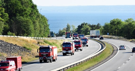 Polscy strażacy są już w środkowej Szwecji, gdzie pomagać będą w walce z pożarami. "Szwecja nie jest sama w walce z ogniem" - pisze szwedzki dziennik Aftonbladet, podkreślając, że oprócz pomocy z Francji i Włoch szczególnie ważny dla Szwedów jest przyjazd ponad 40 wozów strażackich z Polski. Polscy strażacy byli witani w tym kraju jak bohaterowie. Ludzie ustawiali się wzdłuż trasy przejazdu polskiego konwoju, by ich powitać. Zdjęcia i filmy umieszczali w internecie, a pod nimi sypały się setki komentarzy. 