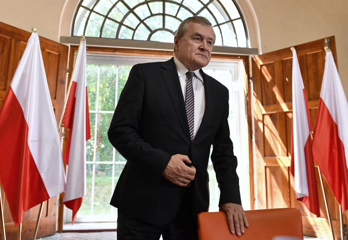 "Komu zależy na tym, żeby Polska poszła na dno?" - pyta w wywiadzie dla poniedziałkowego "Do Rzeczy" wicepremier, minister kultury Piotr Gliński. O opozycji mówi obrazowo: "Przegrali wybory, ktoś inny steruje łódką, a oni wybijają siekierami dziury w zęzie, żebyśmy wszyscy poszli na dno".