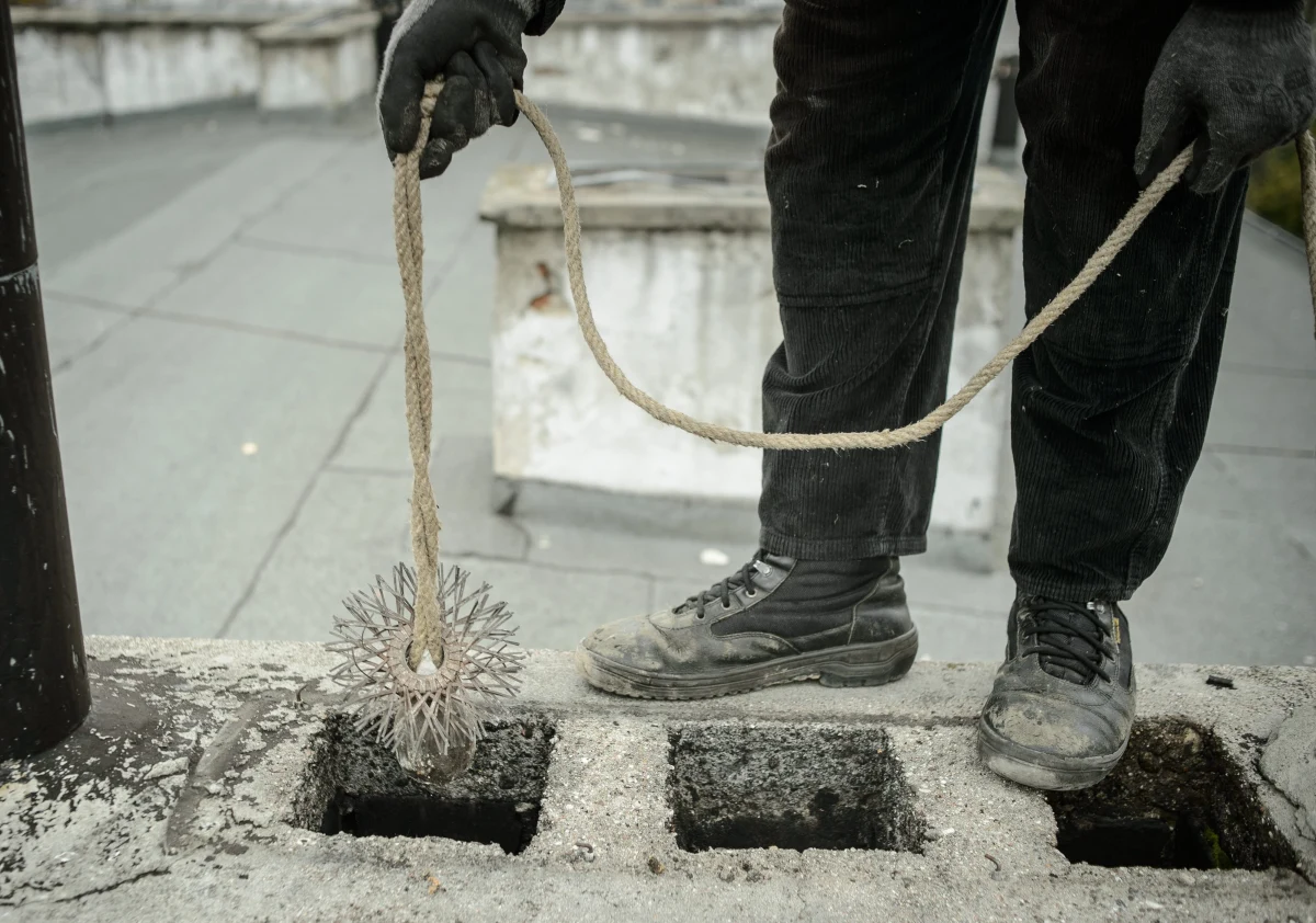 60-letni mężczyzna przez 4 lata pracował jako kominiarz nie mając do tego żadnych uprawnień. Za swoje usługi brał od 30 do 40 złotych. Zarobił w sumie ponad 10 tysięcy złotych i oszukał 355 osób - poinformowała w poniedziałek Prokuratura Rejonowa w Ostrowie Wielkopolskim. Skierowała już do sądu akt oskarżenia przeciwko oszustowi.