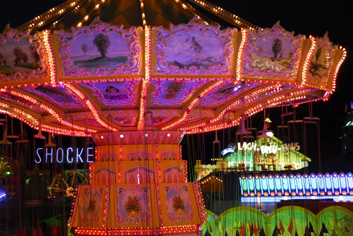 Prokuratura w Szczytnie (woj. warmińsko-mazurskie) wyjaśnia okoliczności niedzielnego wypadku w lunaparku, w wyniku którego zmarł 9-letni chłopiec. Wstępnie ustalono, że puściły mocowania jednej z gondoli karuzeli; urządzenie miało aktualne przeglądy techniczne, a obsługa była trzeźwa.