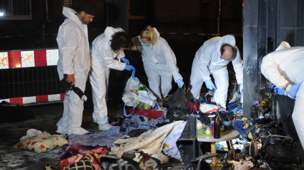 Dwaj nieznani sprawcy oblali w niedzielę późnym wieczorem płynem i podpalili dwóch bezdomnych oraz ich dobytek na stacji kolei miejskiej Schoeneweide w Berlinie. Zaatakowani doznali ciężkich poparzeń i przebywają w szpitalu.