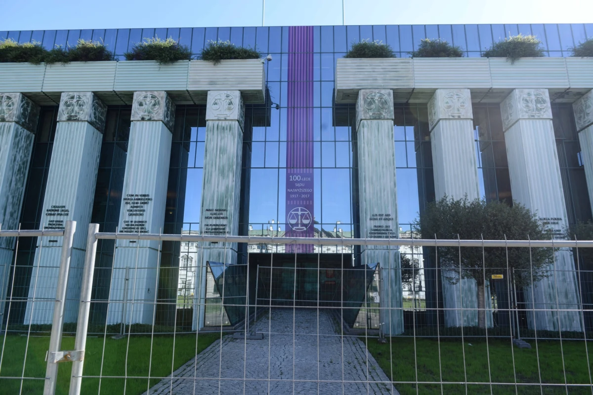 Zarządy dwóch stowarzyszeń sędziów: "Themis" i "Iustitia" uznały
, że opisana w ustawie o Sądzie Najwyższym procedura ubiegania się o stanowisko sędziego SN jest niekonstytucyjna. "Themis" wezwało prawników do powstrzymania się od uczestnictwa w tych konkursach.