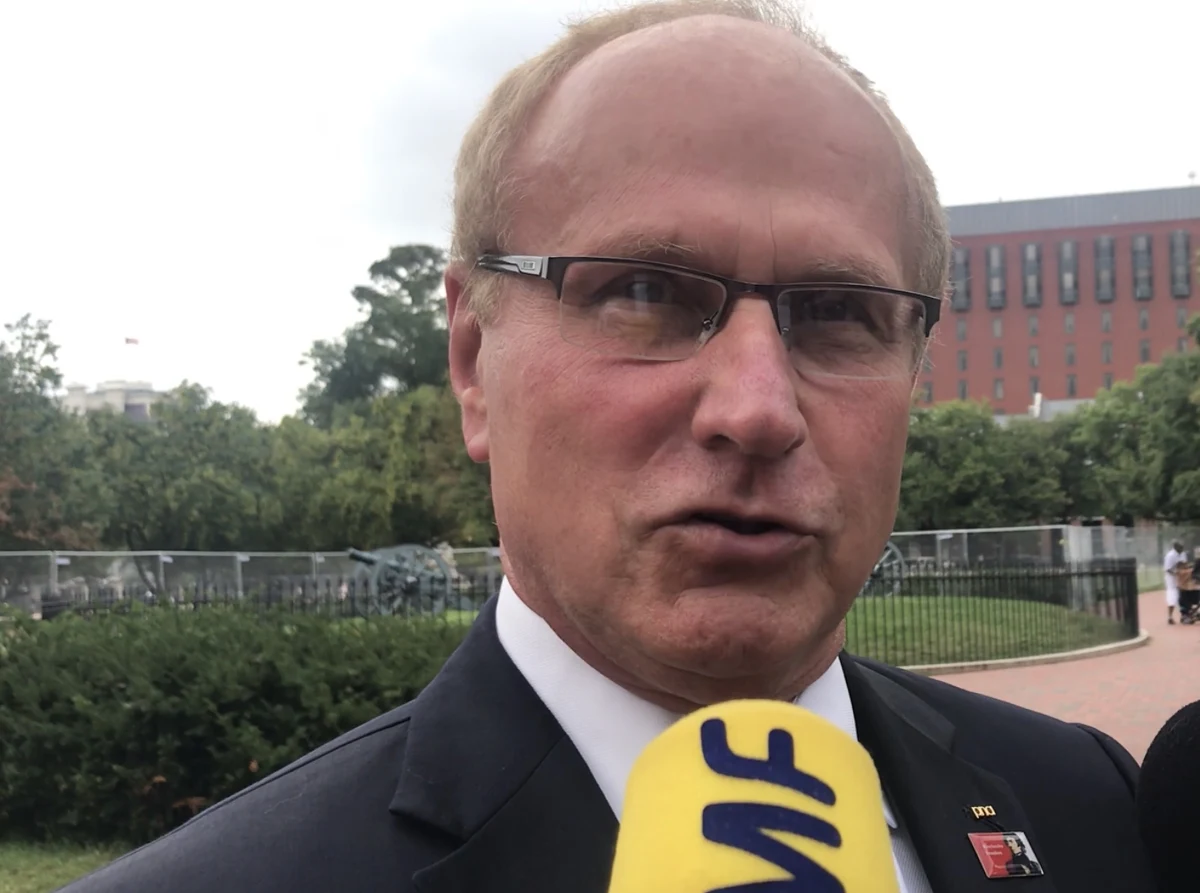 Frank Spula prezes Kongresu Polonii Amerykańskiej, który poparł Donalda Trumpa w czasie kampanii wyborczej, rozczarowany zachowaniem amerykańskiego prezydenta. Zamierza napisać kolejny list, w którym przypomni mu, że obiecał Polakom zająć się sprawą zniesienia wiz. Jak podkreśla w rozmowie z korespondentem RMF FM, wysłał już dwa listy, które pozostały bez odpowiedzi. Kolejny ma być bardziej stanowczy. 