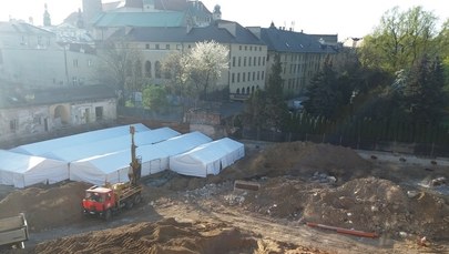 Kraków: Ciąg dalszy kontrowersji wokół budowy na Stradomskiej. Archeolodzy pracowali bez zezwoleń