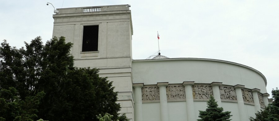 Prezydent Andrzej Duda podpisał nowelizację ustawy o wykonywaniu mandatu posła i senatora, która przewiduje obniżanie uposażenia lub diety parlamentarzysty za nielicujące z pełnioną funkcją zachowanie na sali posiedzeń oraz w innych miejscach, w których przebywają parlamentarzyści.
