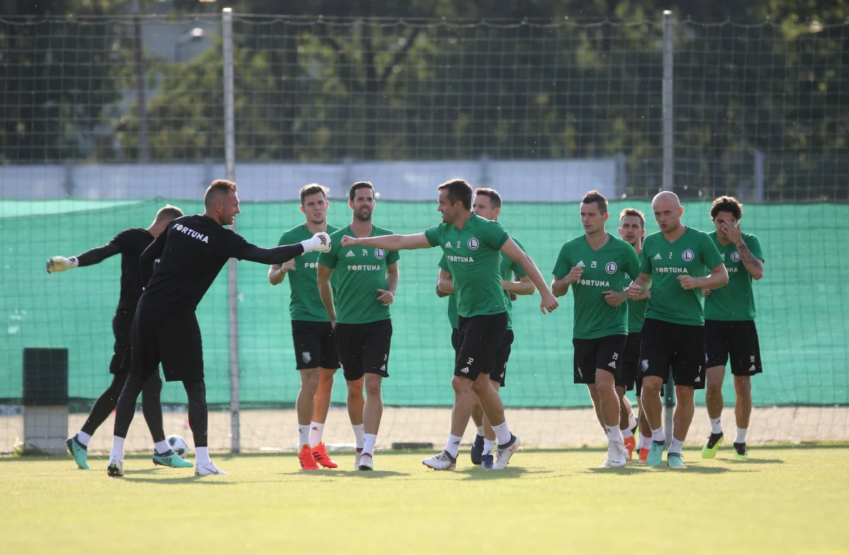 Po wyeliminowaniu irlandzkiego Cork City FC, kolejną przeszkodą na drodze Legii do piłkarskiej Ligi Mistrzów jest słowacki Spartak Trnawa. Mistrzowie Polski podejmą podopiecznych Radoslava Latala we wtorek. Rewanż odbędzie się tydzień później.
