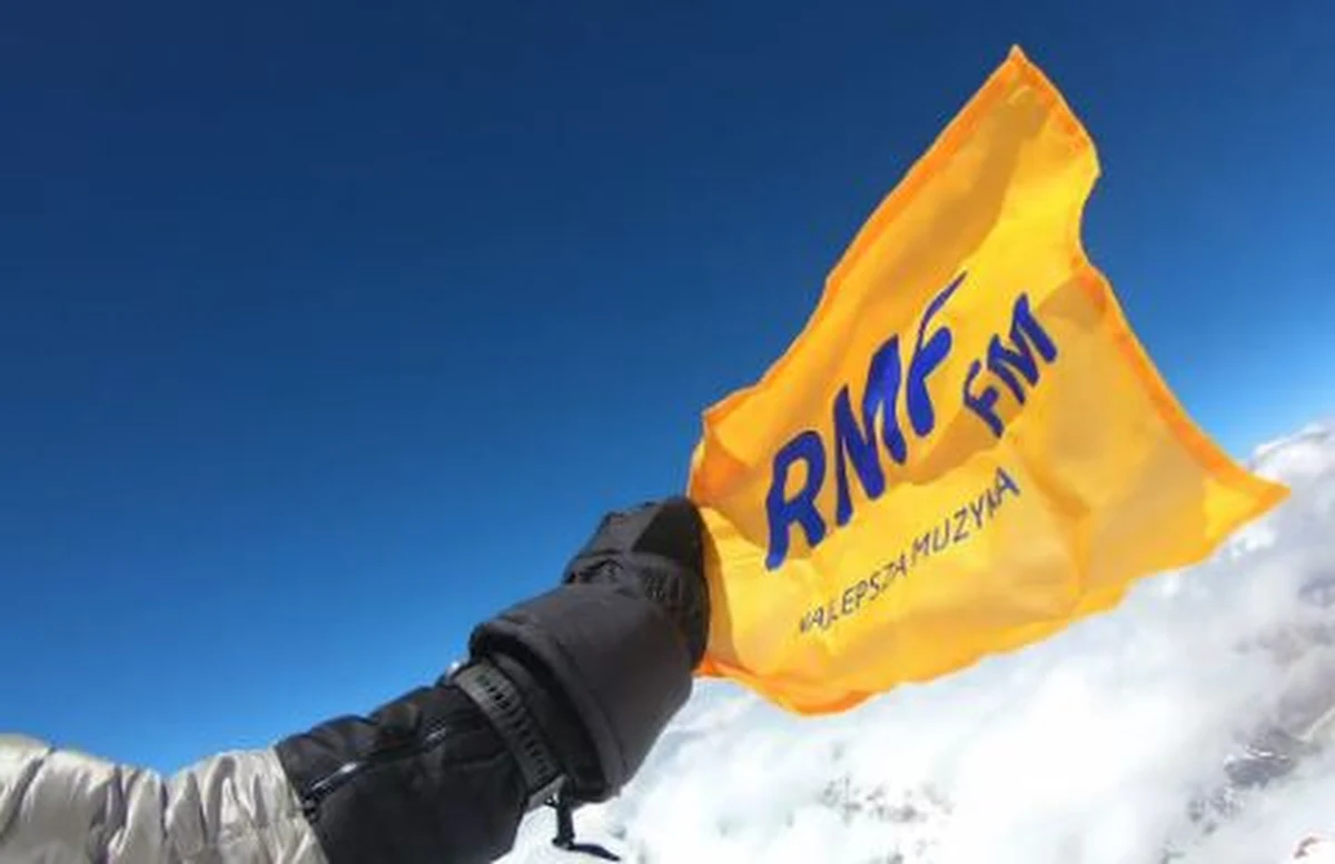 Andrzej Bargiel, jako pierwszy człowiek w historii zjechał z K2 na nartach. Tego wyczyny dokonał w niedzielę. W czasie wyprawy na K2 towarzyszyła mu flaga Polski oraz flaga RMF FM.