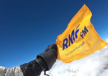 Andrzej Bargiel zabrał flagę RMF FM na K2: Pozdrawiam wszystkich słuchaczy. Hej! 