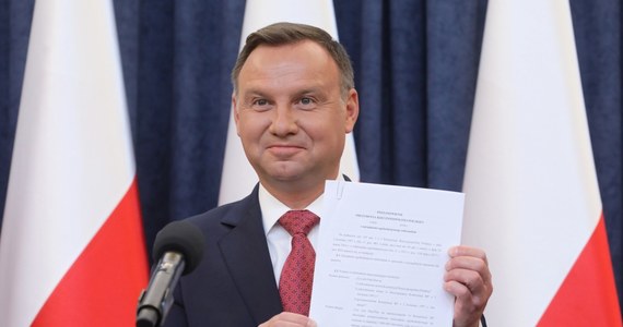 Przed południem, senacka Komisja Ustawodawcza, zdecydowała, że "nie rekomenduje Senatowi wyrażenia zgody na zarządzenie przez prezydenta referendum konsultacyjnego". Cały Senat rozpocznie debatę w sprawie propozycji Andrzeja Dudy około godziny 16. 
Po godzinie 14 zebrał się natomiast klub senatorów PiS w tej sprawie. W spotkaniu uczestniczy wiceszef Kancelarii Prezydenta Paweł Mucha. Wcześniej - marszałek Senatu Stanisław Karczewski potwierdził, że debata nad prezydenckim wnioskiem będzie pierwszym punktem posiedzenie Senatu. Po jej zakończeniu zostanie ogłoszona przerwa, a potem głosowanie. 