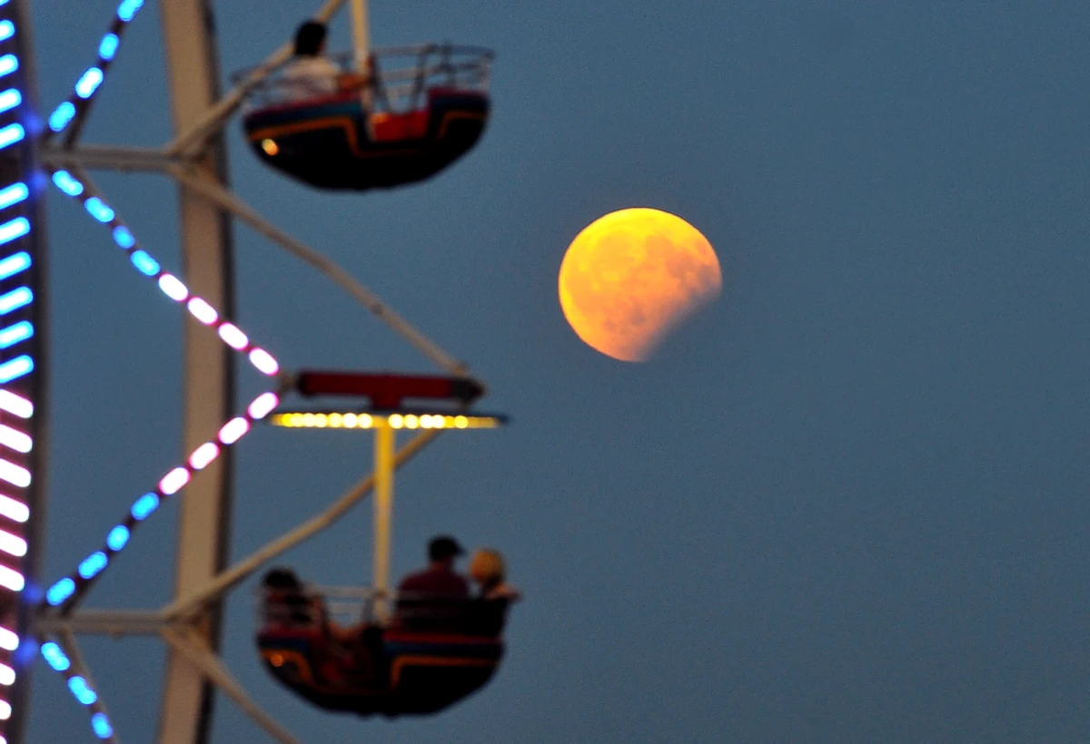 Dwa niezwykłe zjawiska astronomiczne - najdłuższe w tym stuleciu całkowite zaćmienie Księżyca i opozycję Marsa - będzie można zobaczyć jednego dnia, 27 lipca.