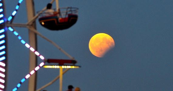 Dwa niezwykłe zjawiska astronomiczne - najdłuższe w tym stuleciu całkowite zaćmienie Księżyca i opozycję Marsa - będzie można zobaczyć jednego dnia, 27 lipca.