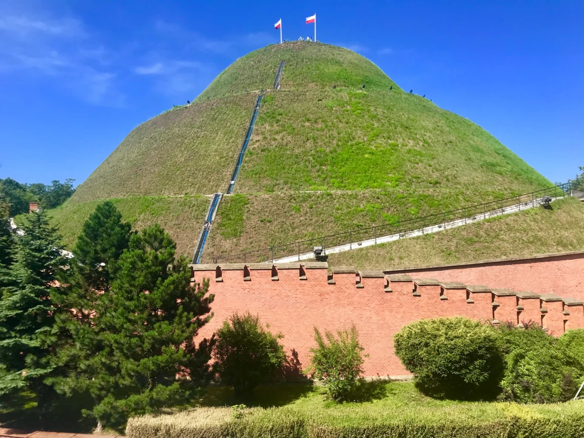 Krakowski aktywista Jakub Łoginow przygotował facebookową petycję w sprawie usypania w podwawelskim grodzie kolejnego kopca: Armii Krajowej. Mógłby on stanąć na Górce Narodowej, z którego rozpościera się piękny widok na całe miasto, przy dobrej pogodzie widać Beskidy, a po przejściu wiatru halnego nawet Tatry.