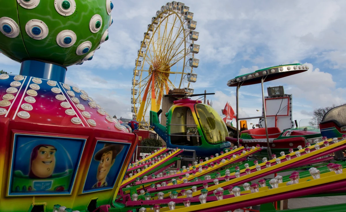 To nie wadliwe mocowanie gondoli doprowadziło do tragedii w lunaparku w Szczytnie, gdzie w niedzielę zginął 9-latek. Pękło jednolite, żelazne ramię - dowiedział się dziennikarz RMF FM. Prokuratura ustala, czy ktoś przyczynił się do tragicznej w skutkach awarii. Na środę zaplanowano sekcję zwłok chłopca.