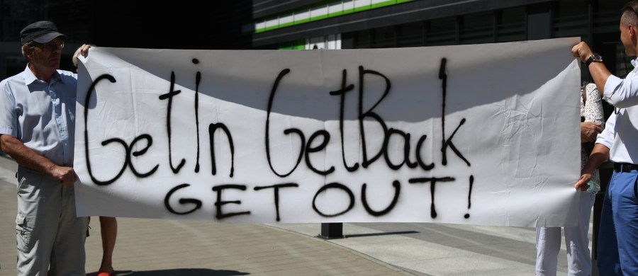 Poszkodowani w aferze Getbacku protestowali w Warszawie. Oszukani klienci pikietowali przed siedzibami banków Idea i Lion's, które sprzedawały obligacje spółki. Domagają się zwrotu pieniędzy zainwestowanych w GetBack. Łącznie, poprzez wszystkie banki, 9 tysięcy osób zainwestowało w obligacje GetBacku około 2,5 mld zł.