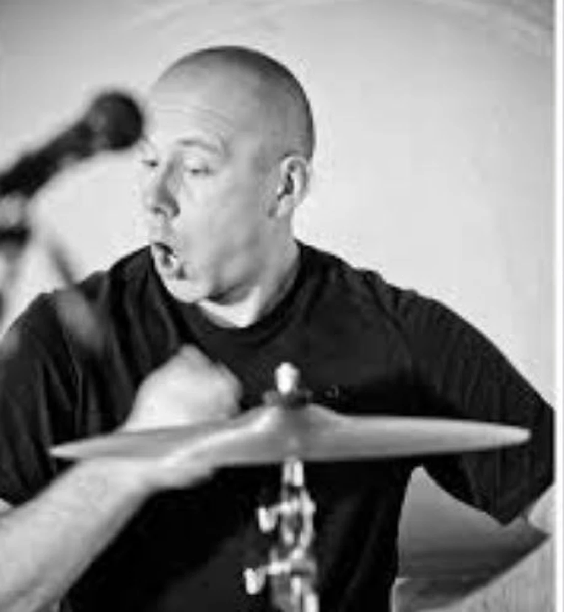 Prokuratura Rejonowa Warszawa Praga-Północ wszczęła śledztwo w związku z wypadkiem śmiertelnym, w którym zginął muzyk Grzegorz Grzyb - poinformowała PAP prokuratura. Perkusista zmarł w poniedziałek, po tym jak jadąc na rowerze został potracony przez samochód.