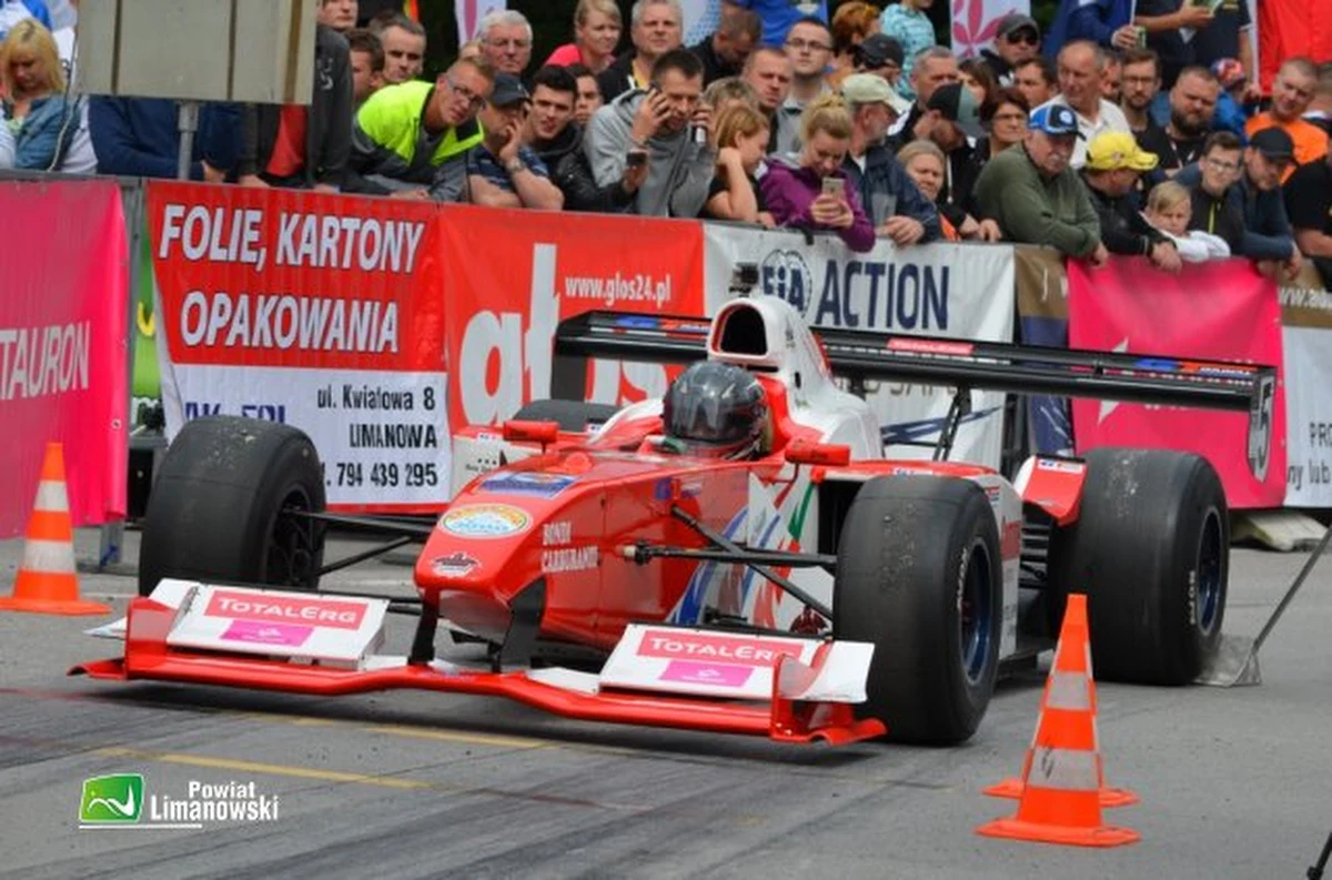 W weekend 10 jubileuszowa edycja Mistrzostw Europy w Wyścigach Górskich Limanowa-Przełęcz pod Ostrą. Impreza zapowiada się rekordowo pod każdym względem. Ta największa w regionie impreza motoryzacyjna ściąga corocznie tysiące kibiców nie tyko z kraju, ale całej Europy. Sprawdźcie, jakie czekają Was zmiany w ruchu. 