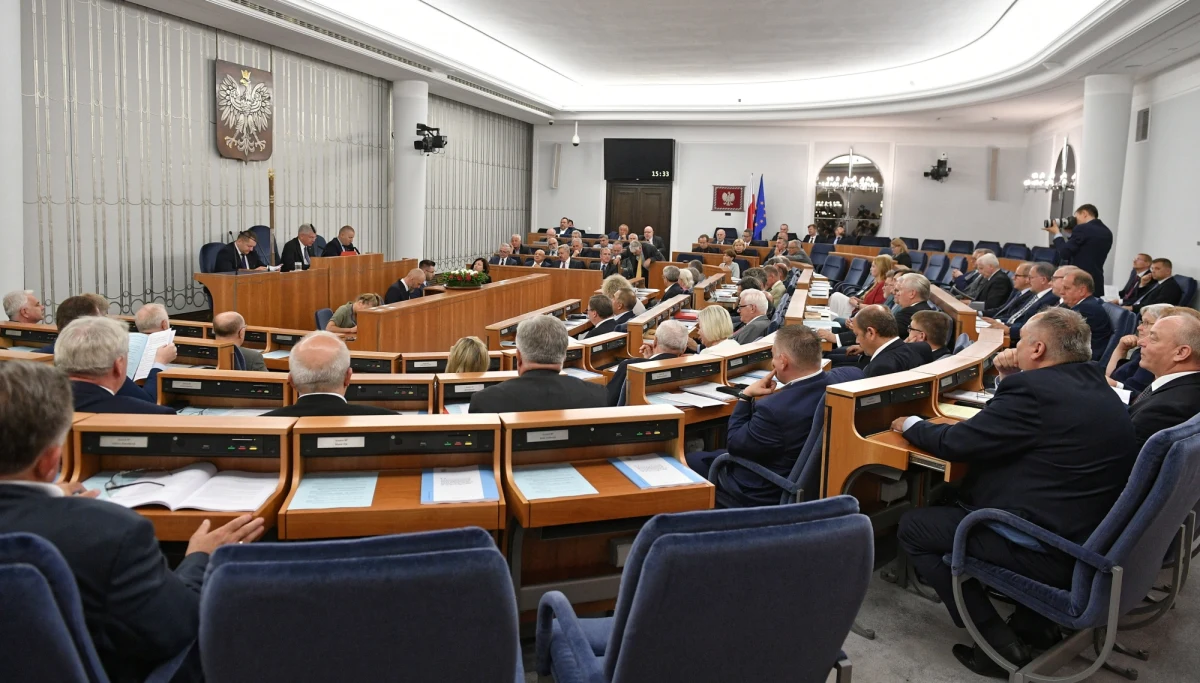 Senacki klub PiS nie podjął decyzji ws. wniosku prezydenta Andrzeja Dudy o przeprowadzenie referendum dotyczącego zmian w konstytucji - poinformował dziennikarzy wicemarszałek Senatu Adam Bielan po zakończeniu spotkania klubu. Pełnomocnik prezydenta ds. referendum konsultacyjnego Paweł Mucha zwrócił uwagę, że senatorowie partii rządzącej w tej sprawie są podzieleni. Chwilę później rozpoczęło się posiedzenie Senatu, podczas którego parlamentarzyści zadecydowali, że wbrew wcześniejszym planom, pierwszym punktem obrad Senatu będzie nowelizacja ustaw o Sądzie Najwyższym, ustroju sądów, Krajowej Radzie Sądownictwa i o prokuraturze, a dopiero drugim prezydenckie referendum. "To nie jest despekt wobec prezydenta" - komentował Mucha.