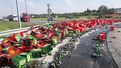 Smutny widok dla piwoszy. Setki butelek rozbiły się na drodze