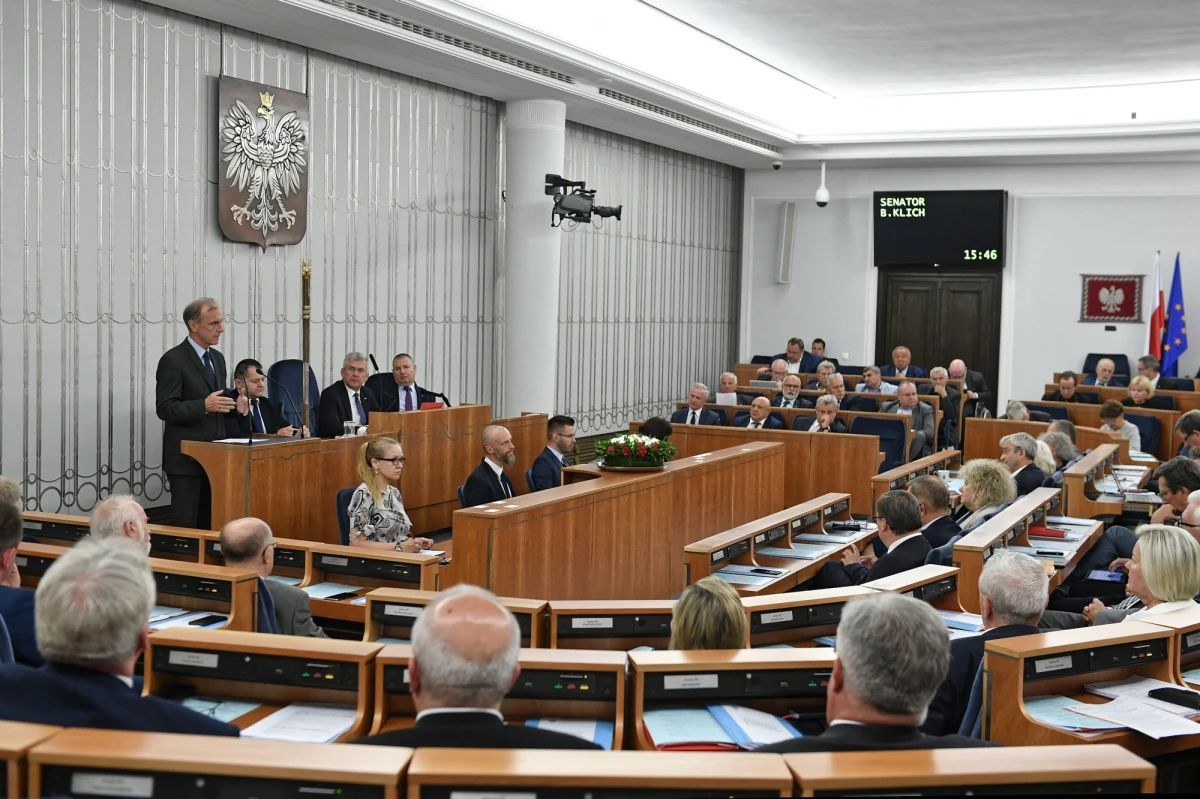Mimo wcześniejszych zapewnień senatorowie we wtorek nie zajęli się wnioskiem prezydenta ws. referendum konstytucyjnego. Informację o tym, że parlamentarzyści nie zajmą się tym punktem na wtorkowym posiedzeniu podał marszałek Stanisław Karczewski. Na początku posiedzenia senatorowie zadecydowali, że wbrew wcześniejszym planom, pierwszym punktem obrad Senatu będzie nowelizacja ustaw o Sądzie Najwyższym, ustroju sądów, Krajowej Radzie Sądownictwa i o prokuraturze, a dopiero drugim prezydenckie referendum.