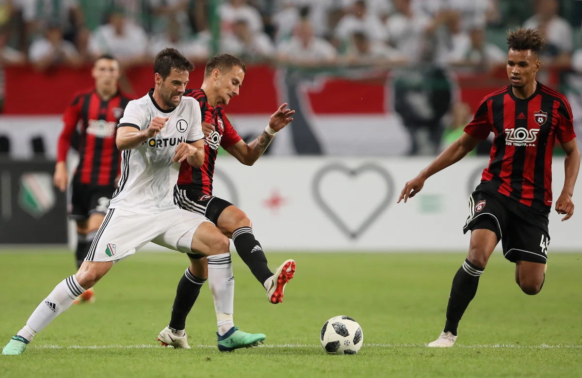Legia Warszawa od porażki zaczyna drugą rundę eliminacji Ligi Mistrzów. Warszawianie przegrali dziś ze Spartakiem Trnava 0:2 po bramkach Erika Grendela i Jana Vlasko. 