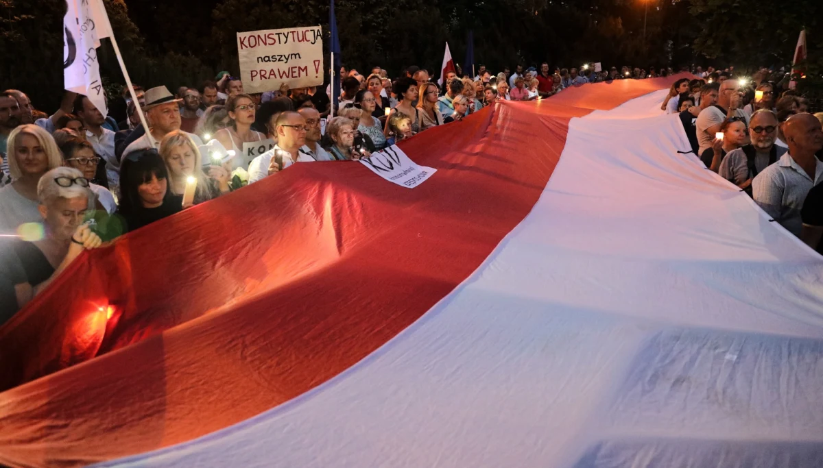​Senat, po wielogodzinnej dyskusji w nocy z wtorku na środę przyjął bez poprawek nowelizację ustaw m.in. o Sądzie Najwyższym, ustroju sądów, Krajowej Radzie Sądownictwa i o prokuraturze. Nowela trafi teraz do podpisu prezydenta. W trakcie obrad Senatu przed budynkiem Izby trwał protest.