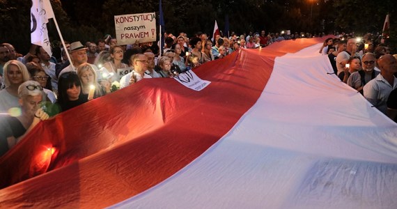 ​Senat, po wielogodzinnej dyskusji w nocy z wtorku na środę przyjął bez poprawek nowelizację ustaw m.in. o Sądzie Najwyższym, ustroju sądów, Krajowej Radzie Sądownictwa i o prokuraturze. Nowela trafi teraz do podpisu prezydenta. W trakcie obrad Senatu przed budynkiem Izby trwał protest.