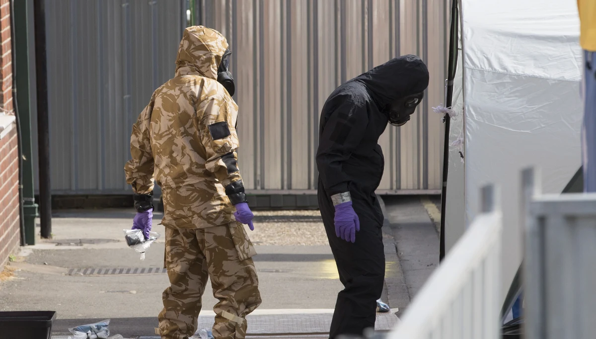 ​Mężczyzna, który znalazł butelkę ze środkiem paralityczno-drgawkowym typu nowiczok, powiedział, że substancja była w szklanej butelce w "drogo wyglądającym" pudełku. Charlie Rowley i jego partnerka po kontakcie z nowiczokiem trafili do szpitala. Kobieta niestety zmarła.