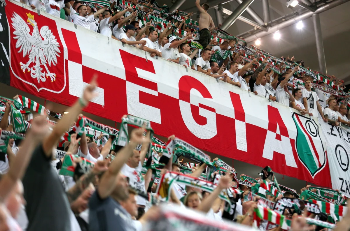 "Cześć Adam, jest taka sprawa…" – mam nadzieję, że takie słowa do telefonu wypowie wkrótce prezes Legii Dariusz Mioduski. Sprawa jest niecierpiąca zwłoki. Zwłoka może skutkować euro-porażką na komicznie wczesnym poziomie eliminacji do Ligi Mistrzów. Żeby nie użyć mocniejszych słów… A mogło być inaczej. Zarówno dla trenera, prezesa, jak i piłkarzy.