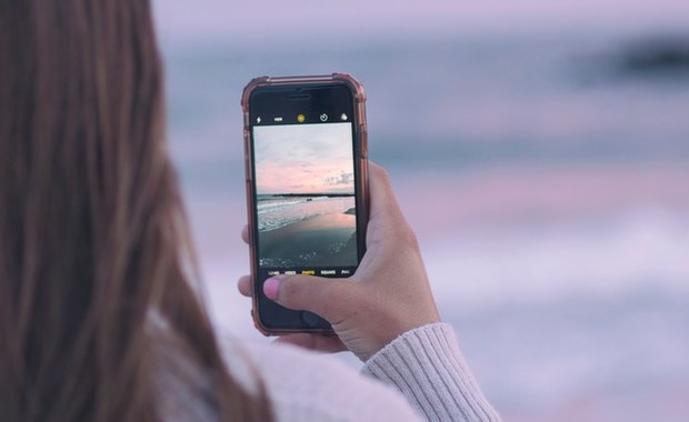 Przebywanie na łonie natury przywraca mózgowi zdolność koncentracji uwagi. Jednak ciągły kontakt z mediami społecznościowymi przez smartfona, czy odpisywanie na maile na laptopie niweczy ten korzystny wpływ przyrody – informuje pismo „Environment and Behavior”.