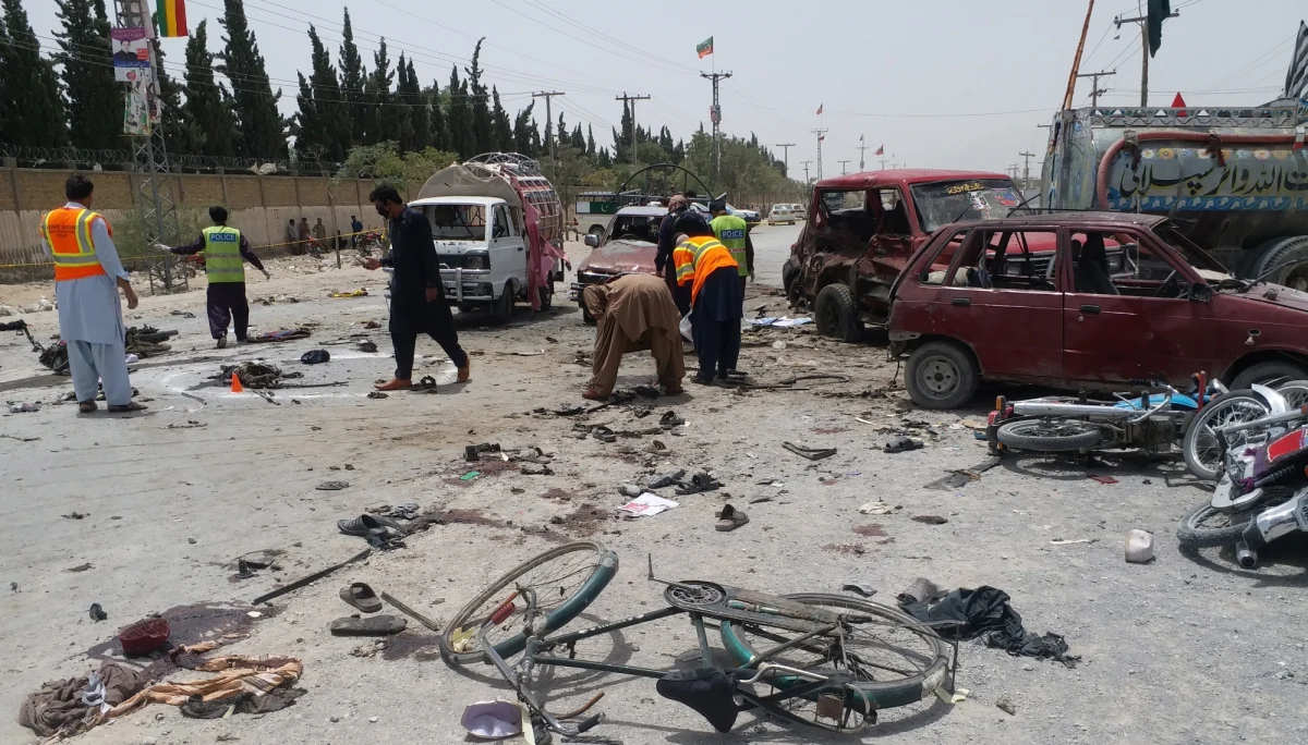 ​Co najmniej 27 osób zginęło, a 30 odniosło obrażenia w samobójczym zamachu bombowym, do którego doszło w pobliżu lokalu wyborczego w mieście Kweta na zachodzie Pakistanu w dniu wyborów parlamentarnych - przekazał przedstawiciel lokalnej policji.