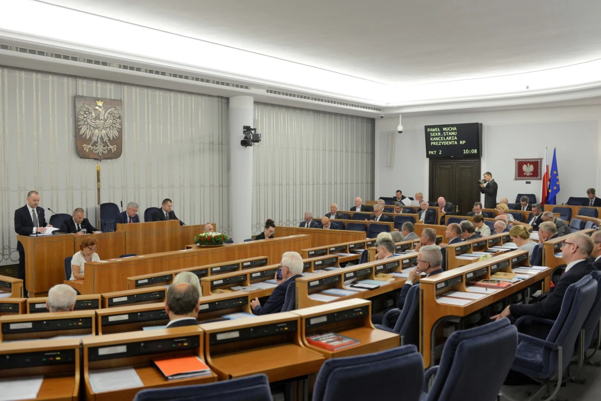 Zwracam się do Wysokiej Izby z prośbą o pozytywne rozpatrzenie wniosku prezydenta i podjęcie decyzji o wyrażeniu zgody na przeprowadzenie referendum konsultacyjnego ws. zmian w konstytucji - powiedział w Senacie Paweł Mucha. Wyrażenie przez Senat zgody na przeprowadzenie referendum da narodowi możliwości demokratycznego stanowienia o swoim państwie - ocenił wiceszef Kancelarii Prezydenta. Zwrócił się z apelem do senatorów, aby "nie bali się demokracji i wypowiedzi narodu".