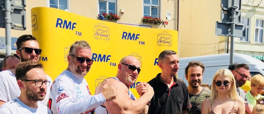 Pierwszy Wakacyjny Zlot Gwiazd RMF FM za nami! - Polska Margaret, Rafał Sonik, Hardkorowy Koksu i zespół Enej bawili się z Wami na Wakacyjnym Zlocie Gwiazd RMF FM. Pierwszą odsłonę naszej akcji zorganizowaliśmy w Mikołajkach. Był mecz siatkówki z zespołem Enej, gra na Byle Czym z Margaret, szaleńczy rajd między tekturowymi gwiazdami w wykonaniu Rafała Sonika, a Hardkorowy Koksu smażył i serwował kultowe "stejki". Na koniec zrobiliśmy najlepsze karaoke w Polsce i wspólnie z Margaret, Rafałem Sonikiem, Hardkorowym Koksem, zespołem Enej i słuchaczami RMF FM zaśpiewaliśmy "No Woman No Cry". Kolejne odsłony naszej akcji 1 sierpnia w Gdańsku i 8 sierpnia w Katowicach! Zapraszamy!