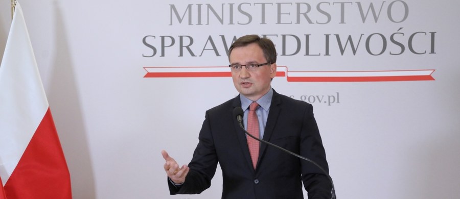 Dzisiejszy wyrok Trybunału Sprawiedliwości Unii Europejskiej w Luksemburgu to dobra wiadomość dla Polski – twierdzi minister sprawiedliwości Zbigniew Ziobro. Chodzi o sprawę, w której Polska domaga się przed irlandzkim sądem ekstradycji Artura C. podejrzanego o przemyt narkotyków. Irlandzki sąd zapytał unijny trybunał, czy może to zrobić, skoro w Europie pojawiają zarzuty dotyczące niezawisłości sądownictwa w Polsce. Trybunał orzekł, że irlandzki sąd może sam zbadać stan praworządności w Polsce i jeśli będzie miał uwagi, to poszukiwanego Artura C. może nam nie wydać.