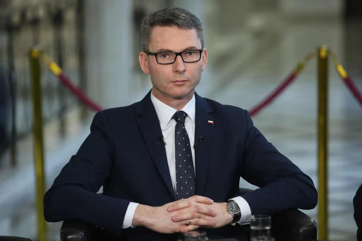 Posłowie PO składają w prokuraturze zawiadomienie o podejrzeniu popełnienia przestępstwa przez b. posła PiS Konrada Głębockiego oraz marszałka Sejmu Marka Kuchcińskiego. Ma to związek z udziałem Głębockiego w głosowaniach, gdy był on już mianowany na ambasadora. Podobne zawiadomienie chce złożyć Nowoczesna. Kodeks wyborczy mówi, że mandat poselski osoby mianowanej na ambasadora wygasa z dniem mianowania.