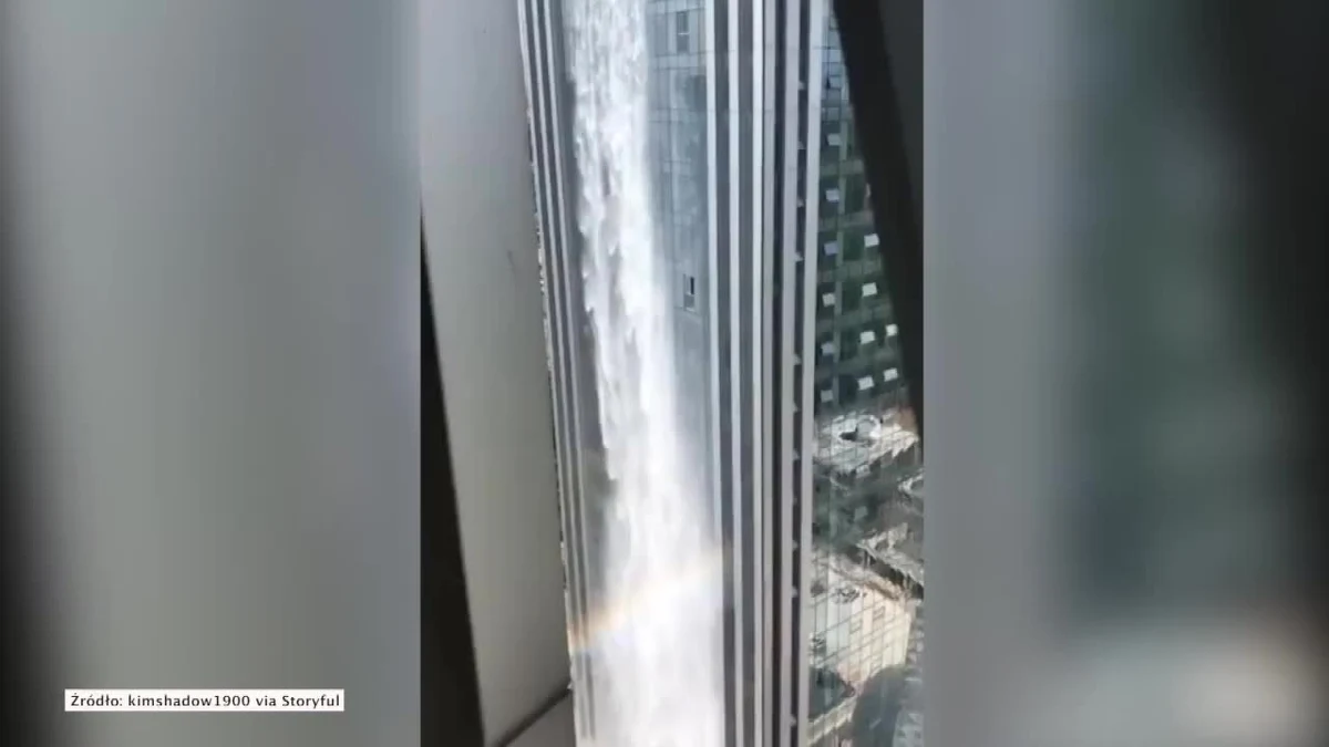 W mieście Guiyang w południowo-wschodniej części Chin powstał jeden z najbardziej nietypowych drapaczy chmur. Z jednej ze ścian wypływa ponad 100-metrowy sztuczny wodospad. Koszt pompowania wody na taką wysokość wynosi 117 dolarów za godzinę.