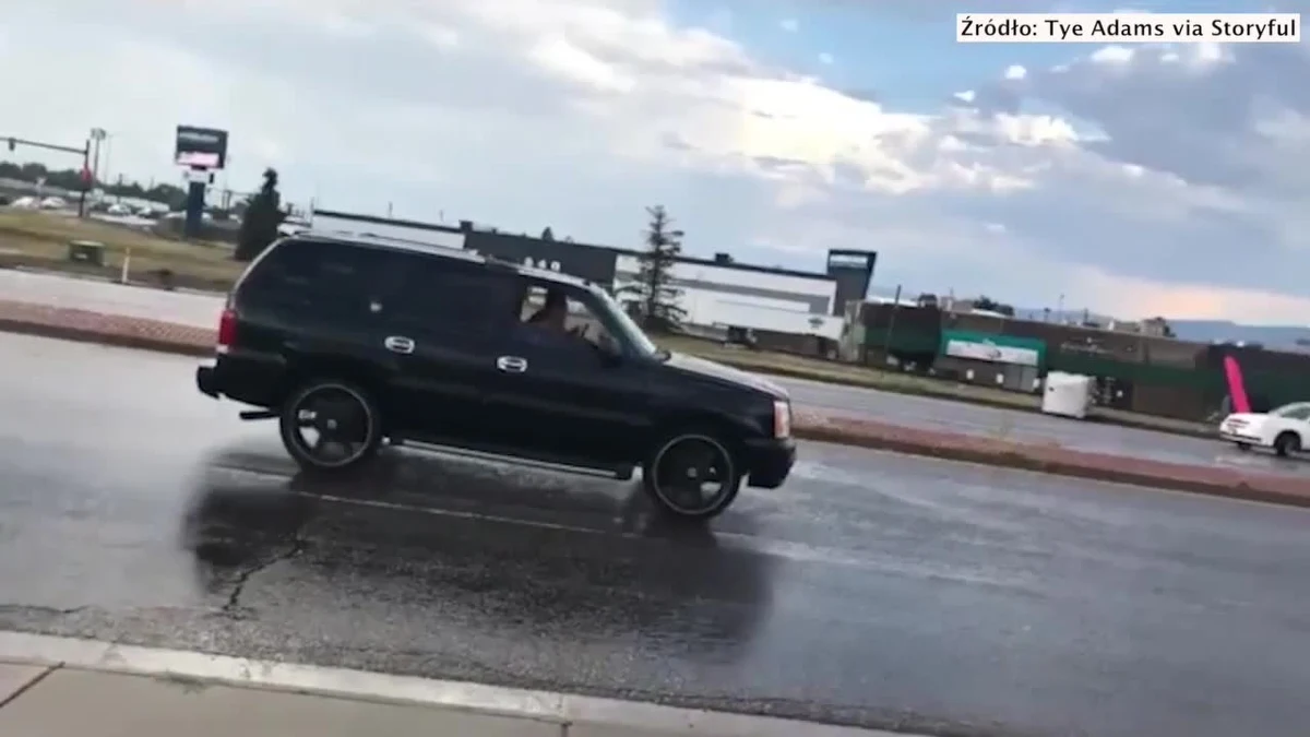 W miasteczku Sheridan jeden z samochodów zapadł się pod jezdnię. To skutek burz, które nawiedziły północ stanu Kolorado. Na nagraniu, które trafiło do sieci widać, jak pod pojazdem zapada się nawierzchnia. Według świadków, kierowca auta zdążył na czas z niego wysiąść.