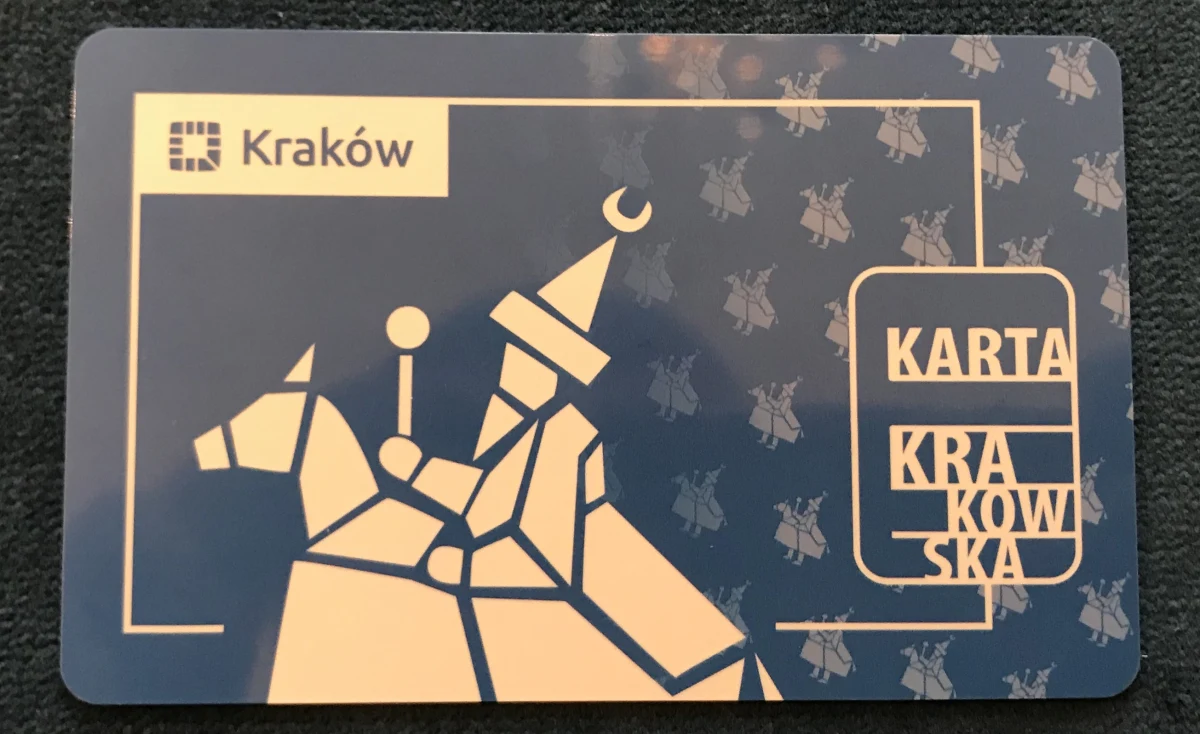 W stolicy Małopolski 1 sierpnia zacznie działać Karta Krakowska. Jej posiadacze będą mogli liczyć na tańsze bilety MPK, a także zniżki w instytucjach kultury i firmach, które przyłączyły się do programu. Wnioski o wydanie karty są przyjmowane od 1 lipca. Do dziś złożyło je prawie 53 tys. osób. "Chcemy, żeby ten program był atrakcyjny dla wszystkich" – mówił prezydent miasta Jacek Majchrowski.