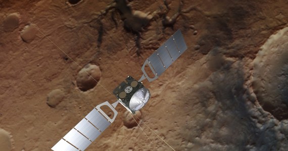 Naukowcy z Włoch i Norwegii, korzystający z wyników badań radarowych europejskiej sondy Mars Express odkryli pod lodową czapą w rejonie południowego bieguna Marsa jezioro ciekłej wody. Te niezwykłe informacje publikuje w dwóch artykułach na łamach najnowszego numeru tygodnik "Science". Liczne dowody na to, że ciekła woda na powierzchni Czerwonej Planety musiała istnieć w przeszłości, przynosiły wyniki badań zarówno sond, krążących wokół Marsa, jak i badających jego powierzchnię łazików. Odkrycie, że niezamarznięta woda jest tam nadal, to prawdziwa sensacja. Ci, którzy liczą na znalezienie na Marsie śladów życia, mogą dziś nie zasnąć...