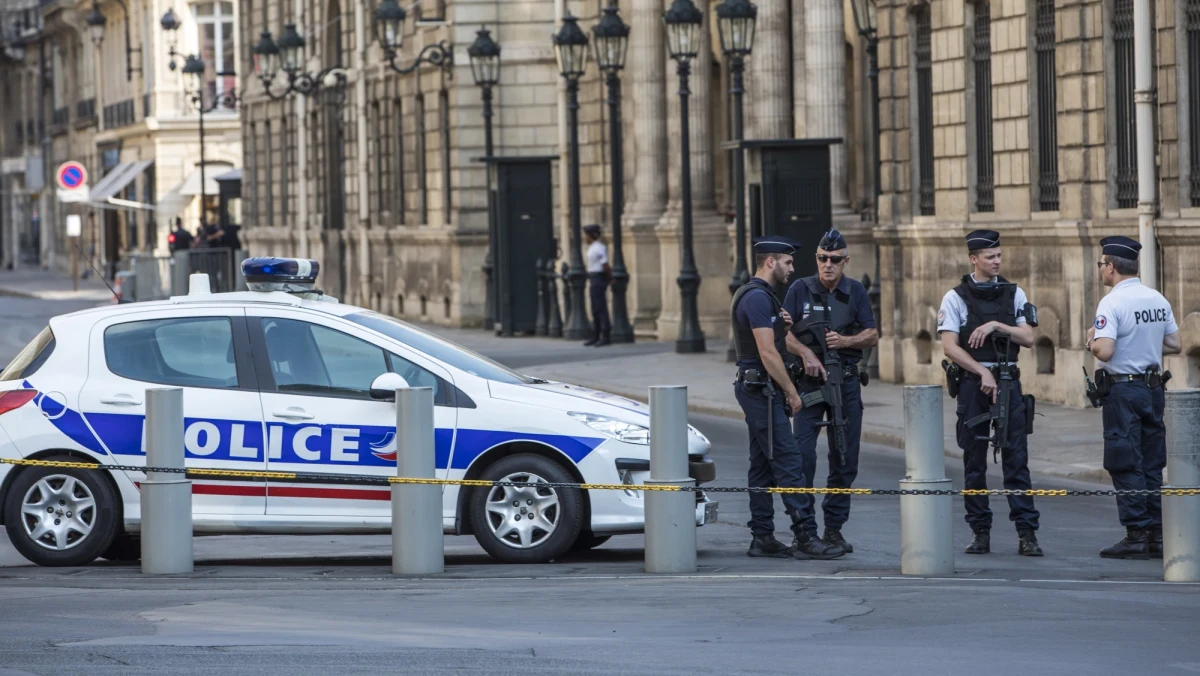 Francuska policja przeprowadziła rewizję w Pałacu Elizejskim! Śledczy przeszukali biuro byłego wiceszefa kancelarii prezydenta Emmanuela Macrona, Alexandre’a Benalli, wokół którego wybuchł w ostatnim czasie potężny skandal polityczny. Przypomnijmy: w czasie pierwszomajowego protestu licealistów Benalla przebrał się za policjanta i pobił dwoje uczestników demonstracji. Środowa rewizja w Pałacu Elizejskim trwała - jak ujawniła policja - prawie dwie godziny.