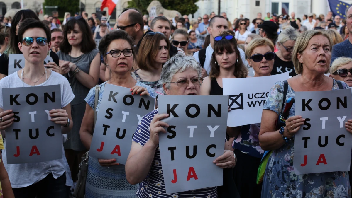 "Chcemy weta!" skandowali w środowy wieczór uczestnicy demonstracji przed Pałacem Prezydenckim w Warszawie. Apelowali w ten sposób do prezydenta Andrzeja Dudy o zawetowanie przeprowadzonej przez parlament w błyskawicznym tempie nowelizacji ustaw m.in. o Sądzie Najwyższym, ustroju sądów, Krajowej Radzie Sądownictwa i o prokuraturze. Nowelę w piątek przyjął Sejm, w nocy z wtorku na środę poparł Senat - teraz trafi ona właśnie na biurko prezydenta.