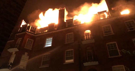 Strażacy w Londynie walczą z pożarem, który wybuchł w bloku mieszkalnym przy Inglewood Road w West Hampstead. Na miejscu jest 15 wozów strażackich, w akcji bierze udział ok. 100 strażaków - poinformował Reuters w czwartek nad ranem.