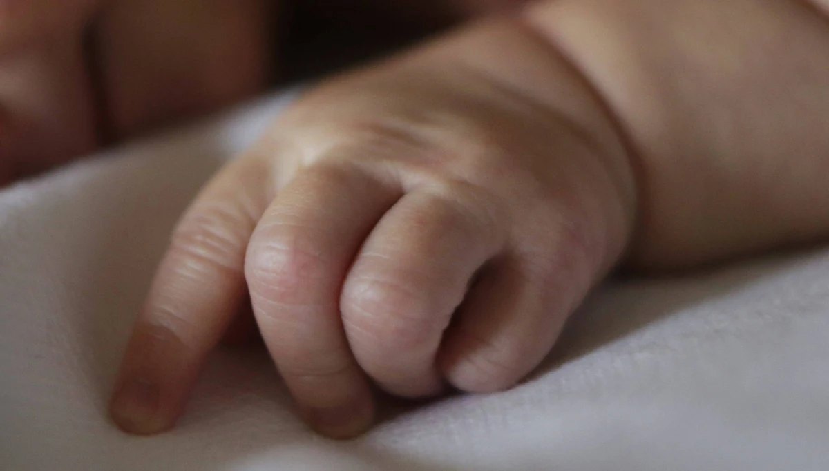 ​Odeszła od taśmy produkcyjnej, urodziła dziecko i schowała do plastikowego kosza w toalecie. Noworodka na szczęście uratowano. Prokuratura wszczęła śledztwo w sprawie usiłowania zabójstwa noworodka. Do zdarzenia doszło na terenie zakładów produkcyjnych w Milejowie na Lubelszczyźnie.